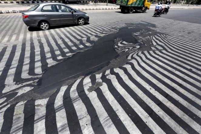 Nuova Delhi: il caldo sta letteralmente sciogliendo le strade