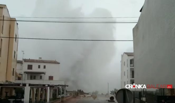 Onda gigante come uno tsunami si abbatte sulle case di Maiorca