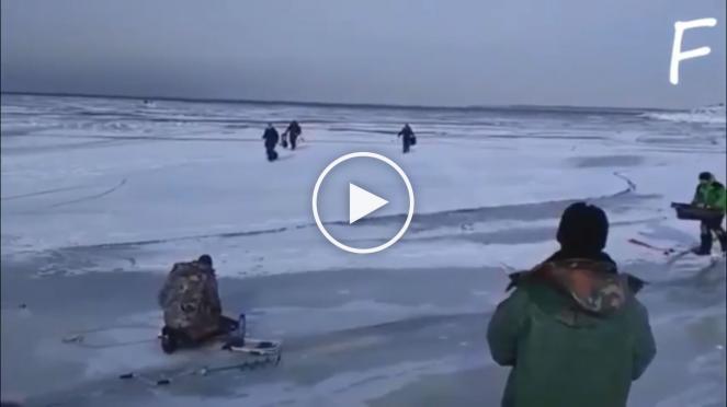 Onda improvvisa frantuma la superficie ghiacciata del lago Baikal, in Russia