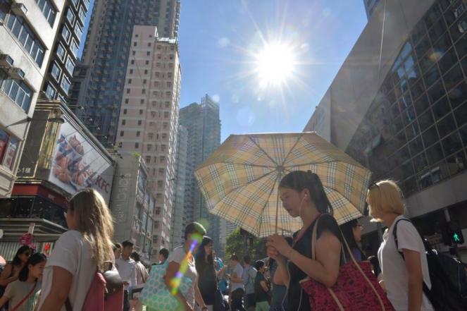 Ondata di calore su Hong Kong, mai cosi caldo da oltre 70 anni