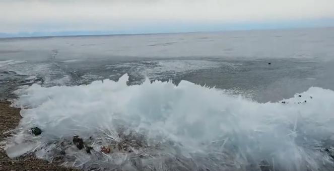 Onde di ghiaccio sul lago Baikal