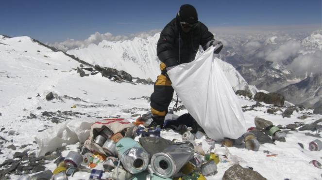 Operatori ecologico che ripuliscono la montagna dai rifiuti