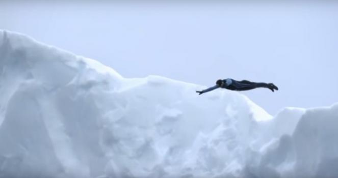 Orlando Duque si lancia da un iceberg alto 20 metri