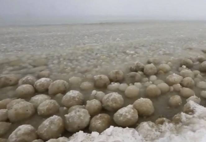 Palle di ghiaccio sul lago Michigan, come si formano?