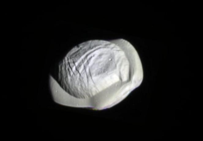 Pan la curiosa luna di Saturno che somiglia a un raviolo gigante