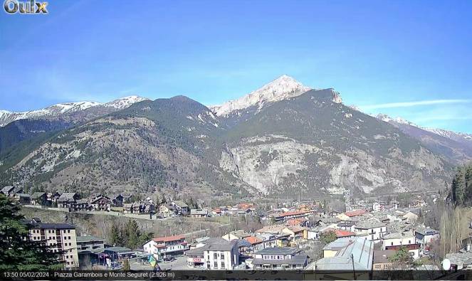 Panorama di Oulx (TO), dove le temperature odierne si aggirano intorno ai 20°C e le cime delle montagne sono quasi completamente spoglie dalla neve anche a 3000 metri (fonte oulx.org)