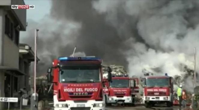 Pavia, enorme incendio in una rimessa di rifiuti speciali, rischio diossina
