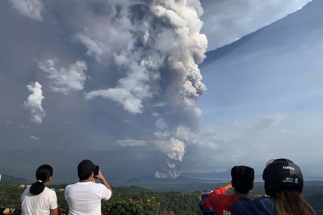 Persone che fotografano l'eruzione da Tagaytay. Foto di: Bullit Marquez/AFP via Getty Images