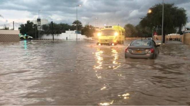 Cronaca meteo. Oman, piogge torrenziali devastano la provincia di Al-Sharqiyah. Strade come fiumi e auto trascinate dalla corrente - Video