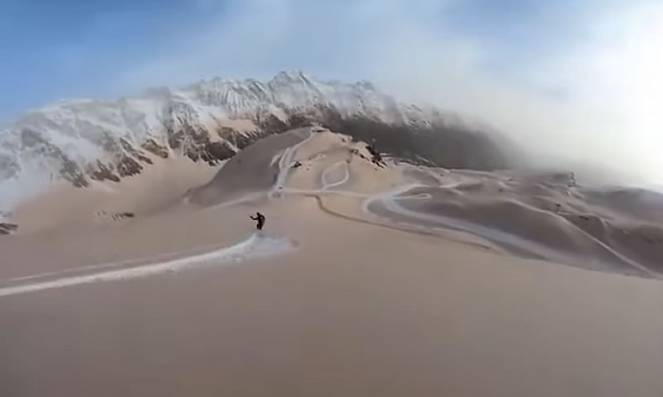 Pirenei come le dune del deserto, la neve ricoperta da uno spesso strato di sabbia rossa