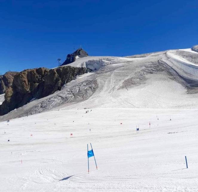 Piste d?allenamento sul ghiacciaio del Plateau Rosa, sopra Cervinia in territorio svizzero