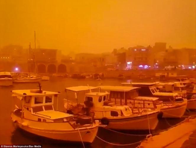 Porto di Creta avvolto in un cielo clamorosamente rossastro. Fonte: dailymail.co.uk