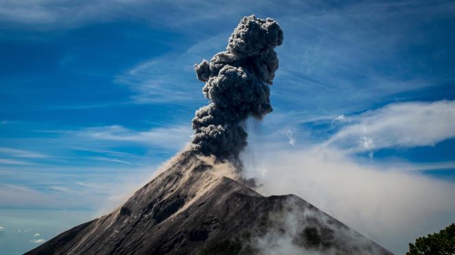 Potente eruzione del Vulcano de Fuego in Guatemala
