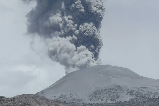 Potente eruzione del vulcano Ruang in Indonesia