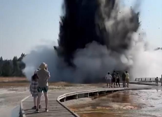 Yellowstone (USA) - Potente eruzione freatica (idrotermale) terrorizza i visitatori. Video