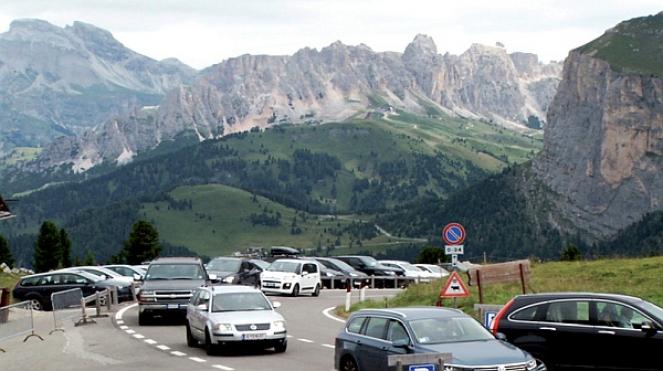 Regolare i flussi turistici sulle Dolomiti: quali proposte per i passi?