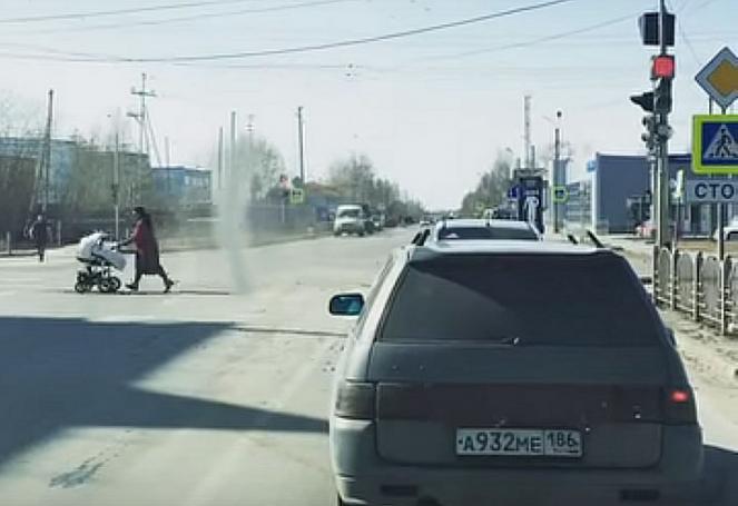Russia - Dust devil sembra inseguire una donna che scappa spaventata
