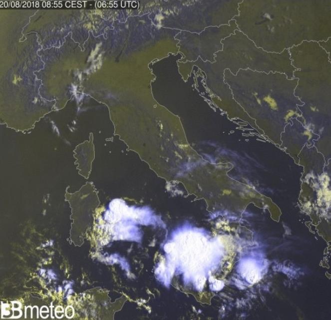 Satellite ore 8,55: Si nota la vasta cella temporalesca sul nord della Sicilia