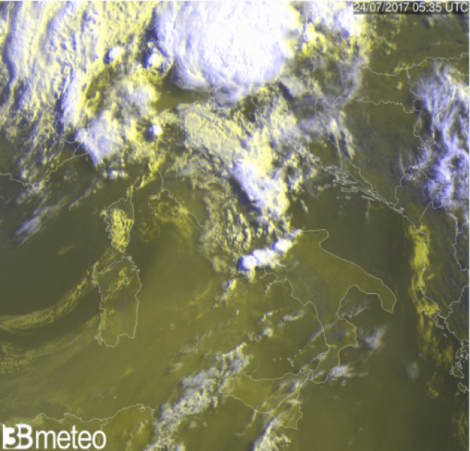 Satellite visibile, primi intensi temporali su parte del Nord