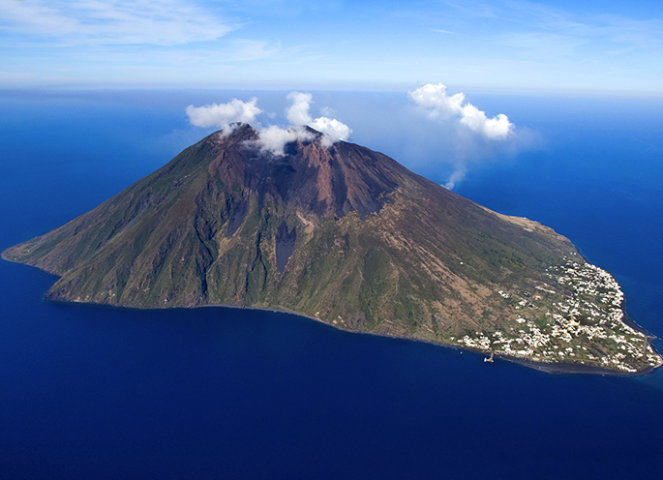 Scoperta una nuova catena vulcanica sommersa nel Mar Tirreno si tratta della catena del Palinuro (in foto Stromboli)