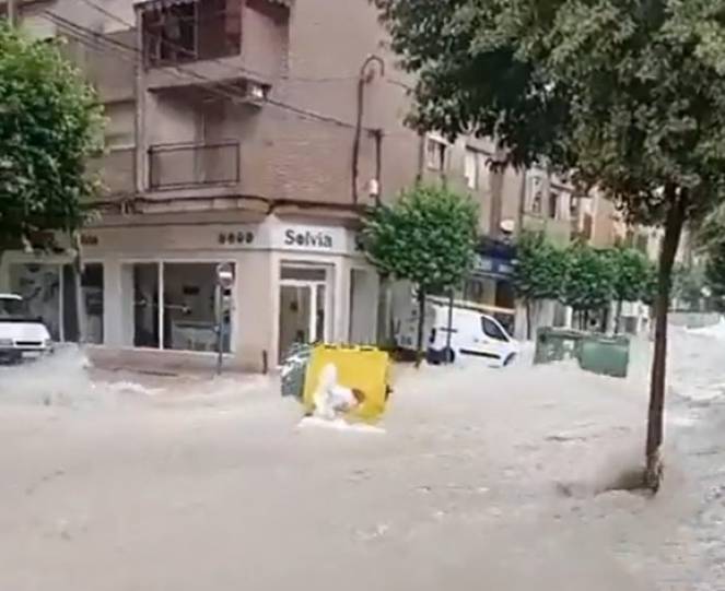 Cronaca meteo. Spagna, forti temporali colpiscono la regione di Murcia, Strade come torrenti e tetti crollati - Video