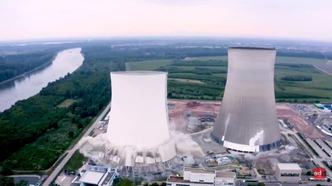 Spettacolare demolizione controllata di un impianto nucleare in Germania