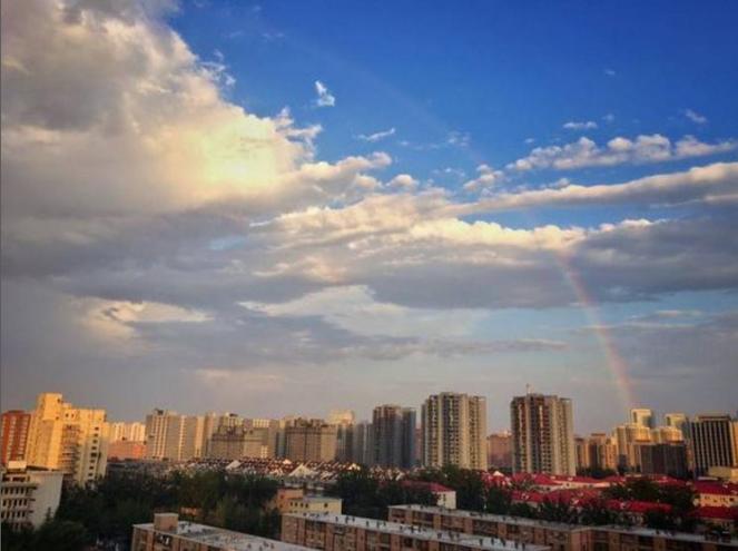 Spettacolare, Pechino torna il cielo azzurro e si vede un arcobaleno