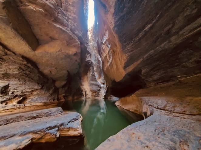 Spettacolare pozza nel canyon wadi al Hajir