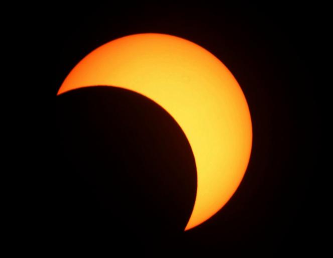 Strana eclissi di sole immortalata dallo spazio