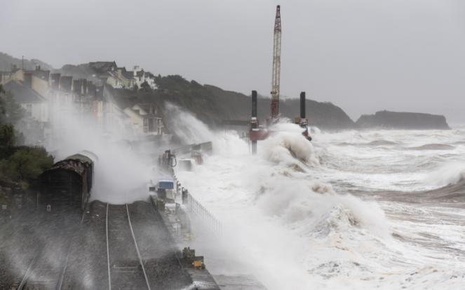 Super tempesta Doris si abbatte sul Regno Unito, venti oltre 150km/h