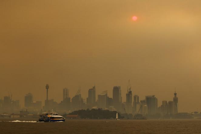 Sydney avvolta da una spessa coltre di fumo (Steven Saphore/EPA, via Shutterstock)
