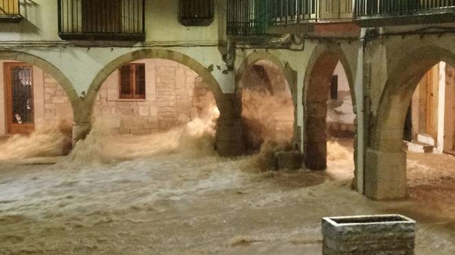 Tarragona (Spagna) nella notte tra martedì e mercoledì. Foto via Facebook - Meteo Pyrenees