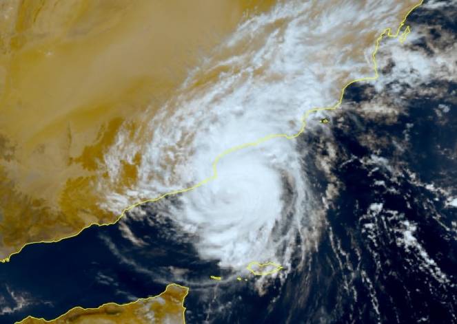 Cronaca meteo. Il ciclone Tej impatta nello Yemen con piogge torrenziali, almeno otto volte superiori alla media annua - Video e foto