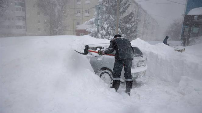 Tempesta di neve paralizza l'isola di Sachalin in Russia (Viktor Titov / Yuzhno-Sakhalinsk Official / VK)