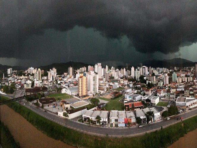Tempesta di pioggia e vento nello stato di Santa Catarina, in Brasile
