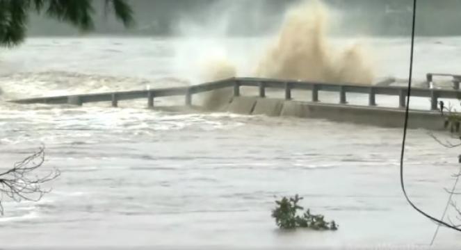 Texas. Crolla un ponte sul fiume Llano per le piogge torrenziali