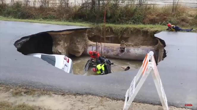 Texas sinkhole si forma sotto la strada inghiottendo due auto, una vittima