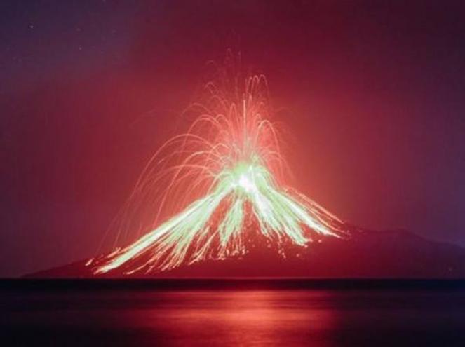 Torna in eruzione il figlio di Krakatoa 