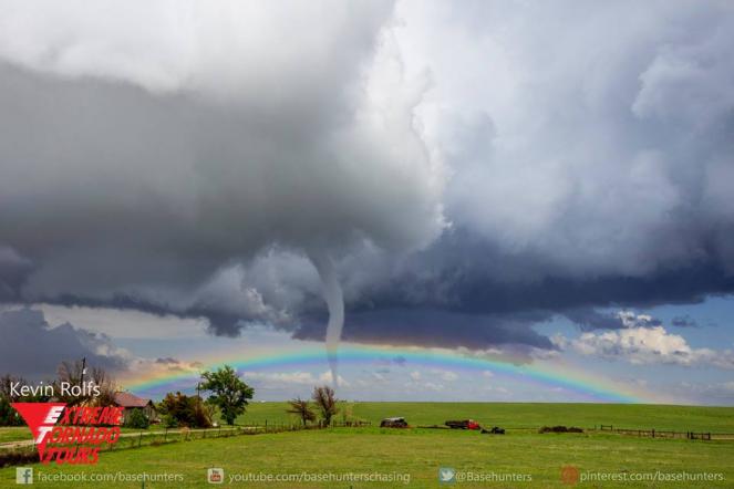 Tornado e arcobaleno in contemporanea. Foto di Kevin Rolfs, 09/05/2015 a Eads, CO