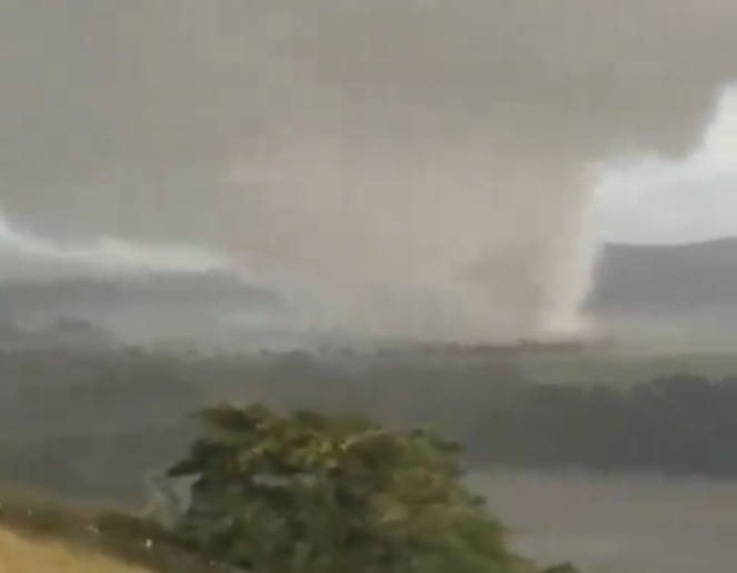 Cronaca meteo. Sud Africa, almeno due tornado a Durban e danni ingenti - Video