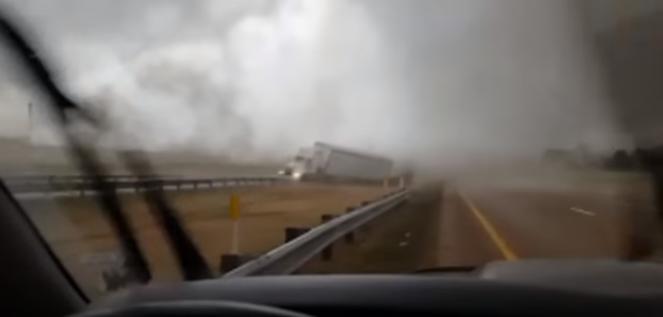 Tornado ribalta Tir in autostrada