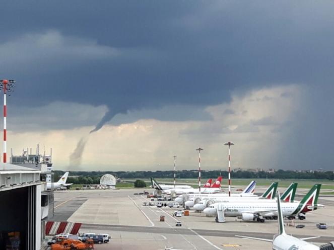 Tornado tra Milano e Pavia, ripreso da Linate. Autore: M.Boiocchi - meteoforum.com
