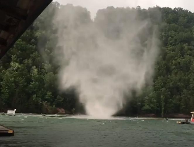 Tromba d'aria si sviluppa improvvisamente su un lago del Tennessee