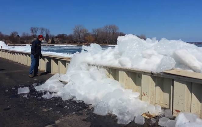 Tsunami di ghiaccio sulle sponde del lago Michigan