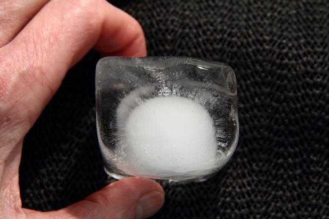 Un cubetto di ghiaccio normale è opaco all'interno 