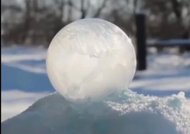 Una bolla di sapone interamente fatta di ghiaccio