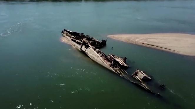 Una nave della seconda guerra mondiale riaffiora nel Danubio (video screenshot: Twitter)