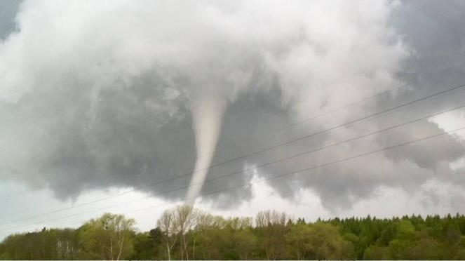 Uno dei quattro tornado che hanno investito il NE della Germania (fonte: eswd.eu)