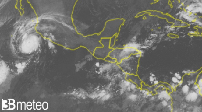 Cronaca Meteo: l'uragano Roslyn è ora categoria 3 e punta la costa occidentale del Messico, venti fino a 200 km/h