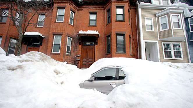 USA: Boston auto sepolte nella neve